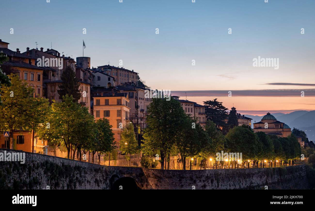 Una vista in basso degli edifici moderni di notte a Bergamo, Italia Foto Stock