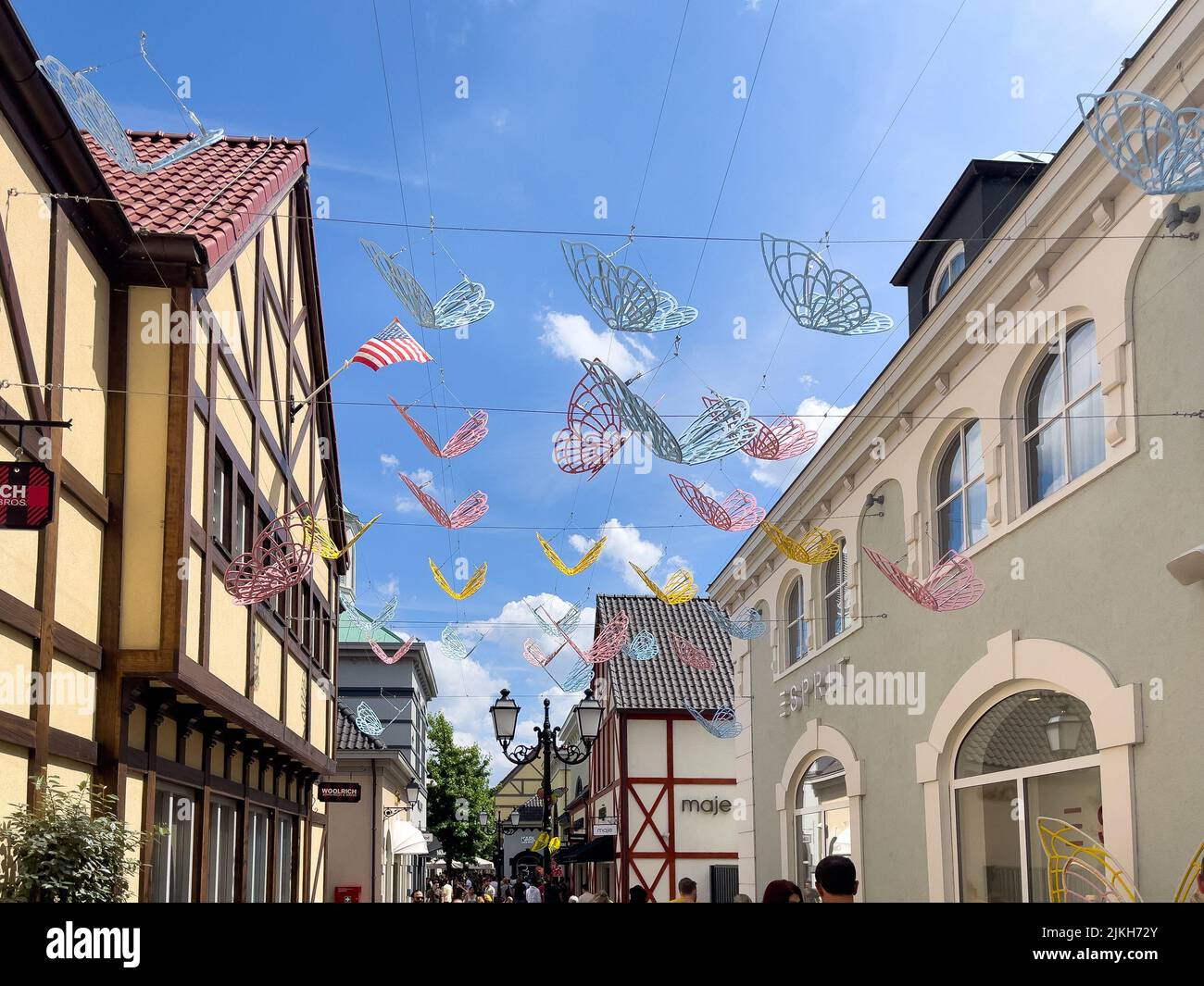 Folla di persone che camminano per strada a Roermond Foto Stock