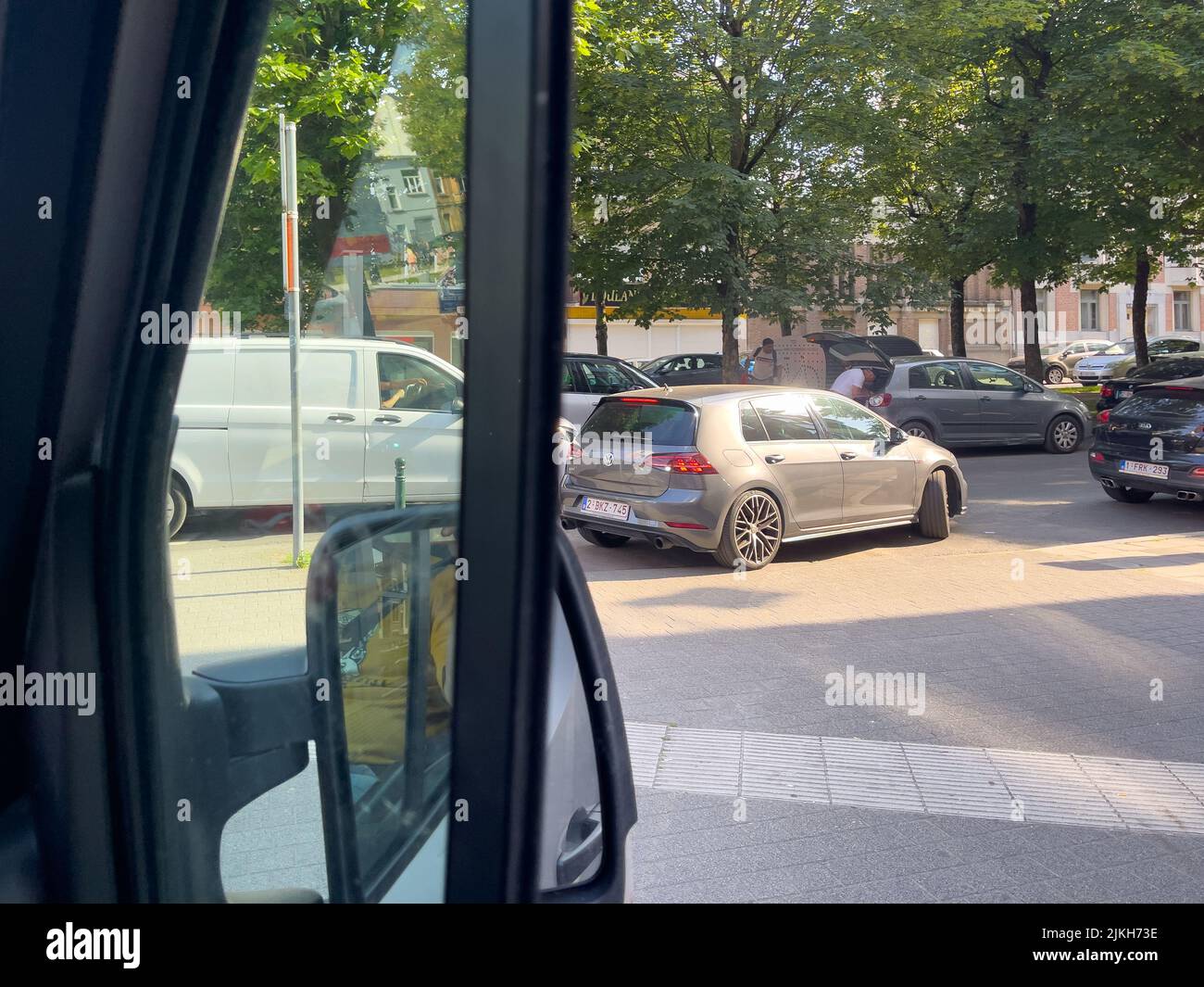 Poche auto che guidano sulla strada a Bruxelles Foto Stock
