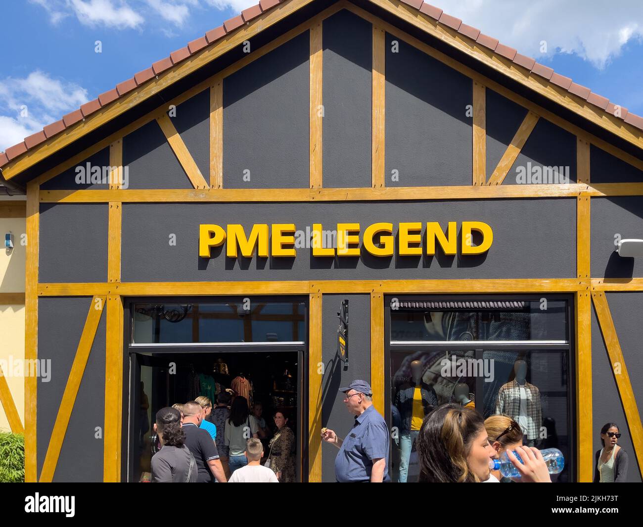 Folla di persone che camminano presso il negozio di abbigliamento PME LEGEND a Roermond Foto Stock