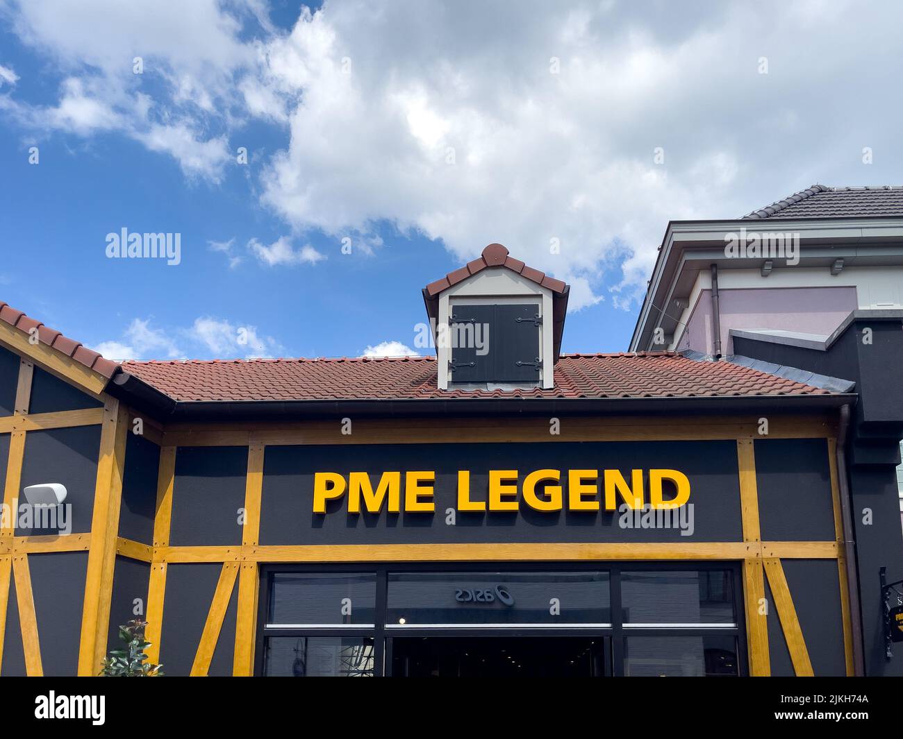 Folla di persone che camminano presso il negozio di abbigliamento PME LEGEND a Roermond Foto Stock