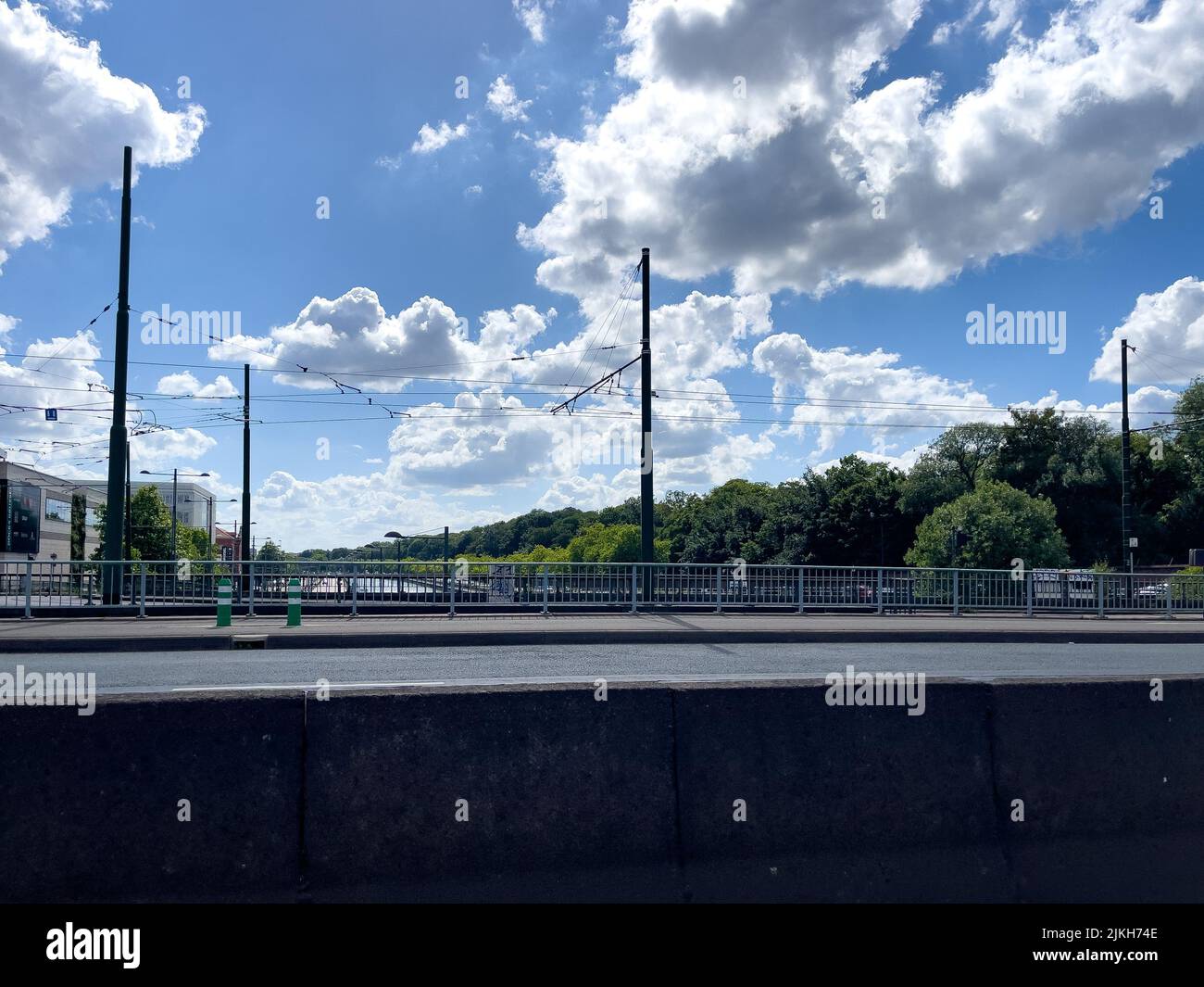 Una strada vuota con cielo nuvoloso sullo sfondo Foto Stock