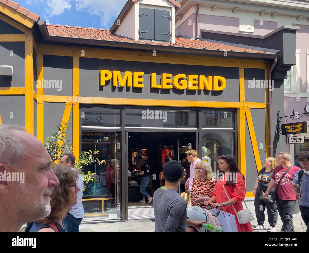 Folla di persone che camminano presso il negozio di abbigliamento PME LEGEND a Roermond Foto Stock