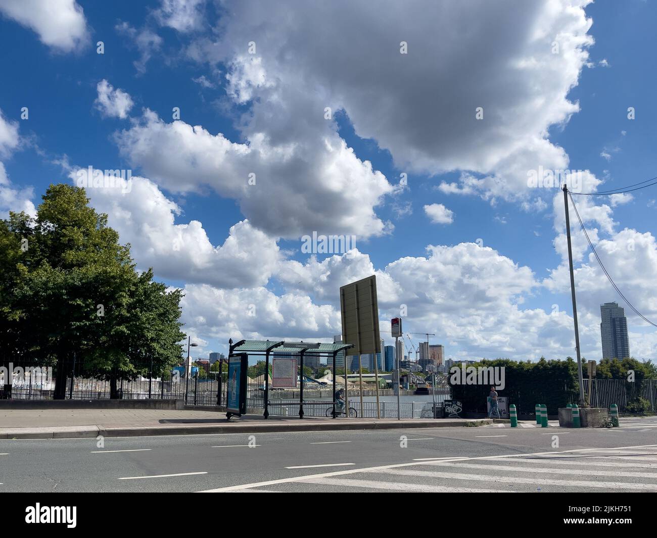 Una strada vuota con cielo nuvoloso sullo sfondo Foto Stock