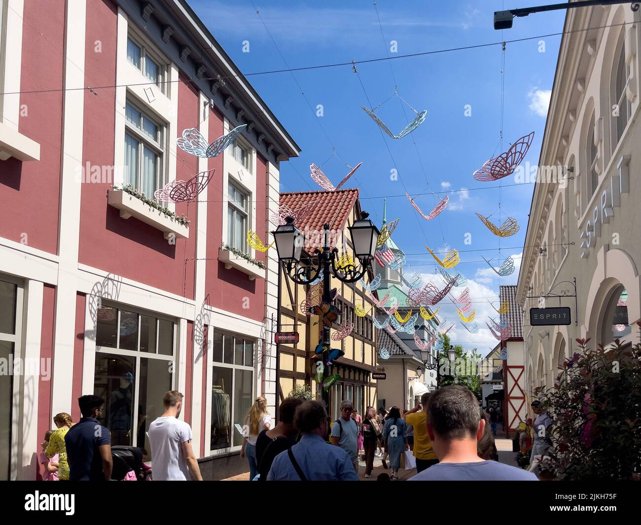 Folla di persone che camminano per strada a Roermond Foto Stock