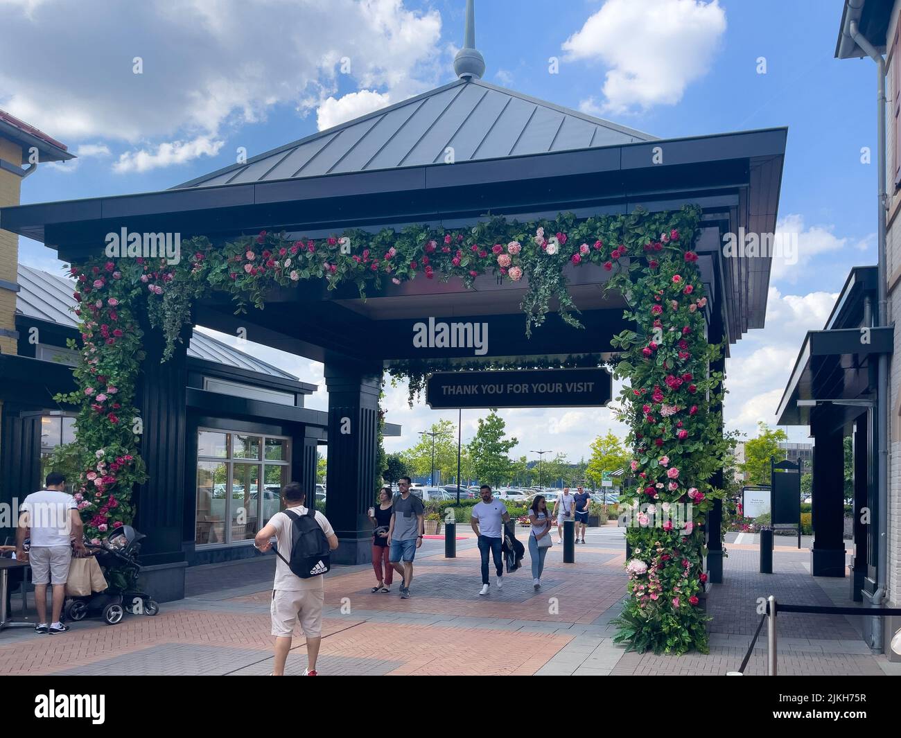 Folla di persone che camminano per strada a Roermond Foto Stock