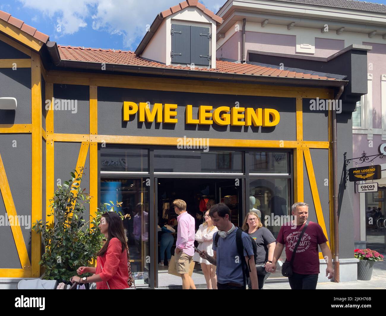 Folla di persone che camminano presso il negozio di abbigliamento PME LEGEND a Roermond Foto Stock