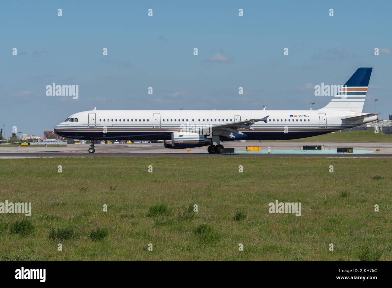 Un aereo in stile privilegio Airbus A321-231 sulla pista in attesa di ordini di decollo all'aeroporto di Lisbona Foto Stock