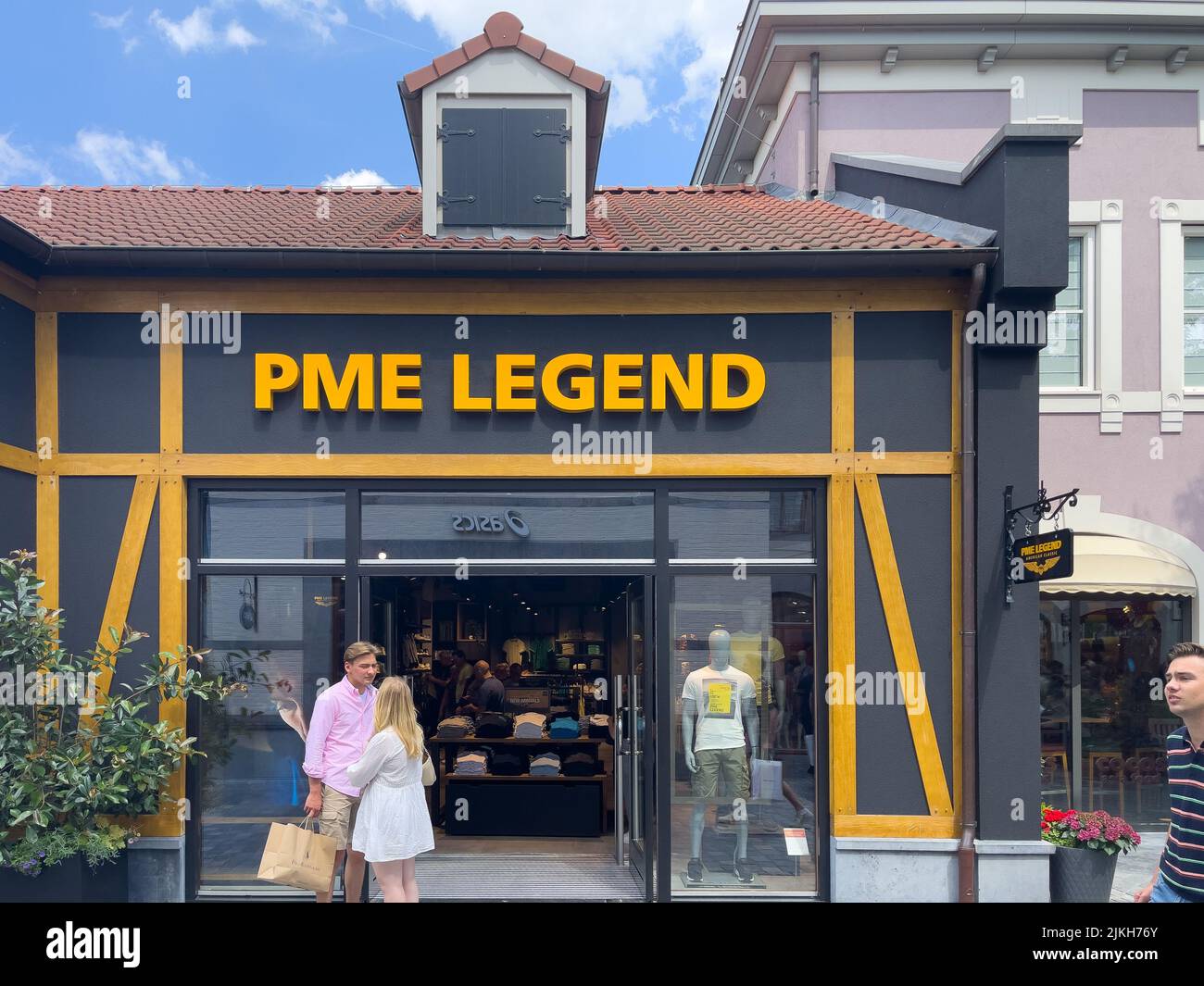 Folla di persone che camminano presso il negozio di abbigliamento PME LEGEND a Roermond Foto Stock