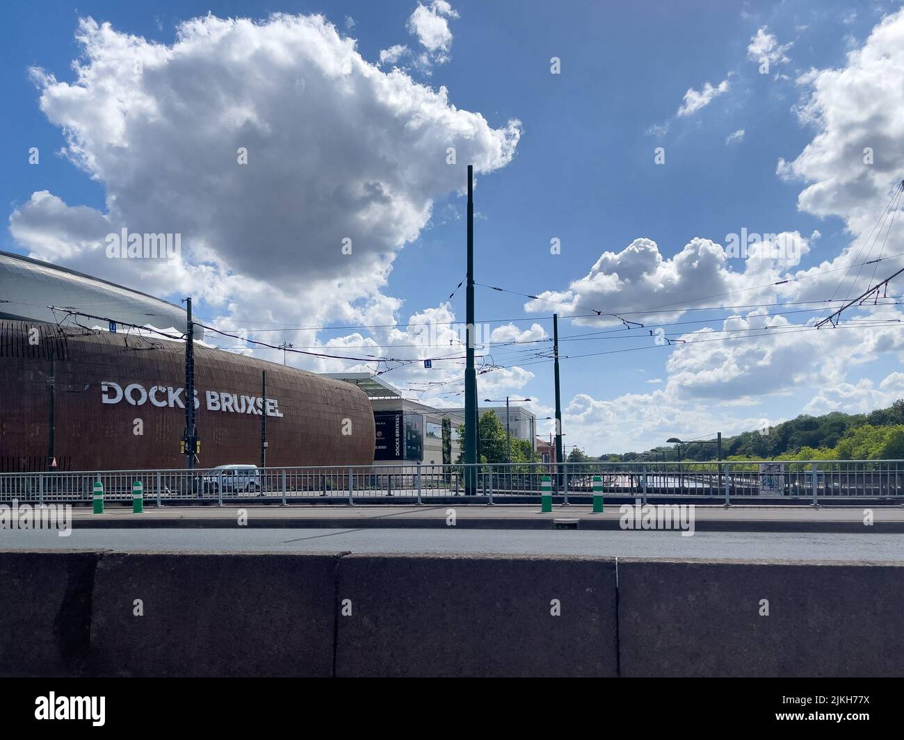 Una strada vuota con cielo nuvoloso sullo sfondo Foto Stock