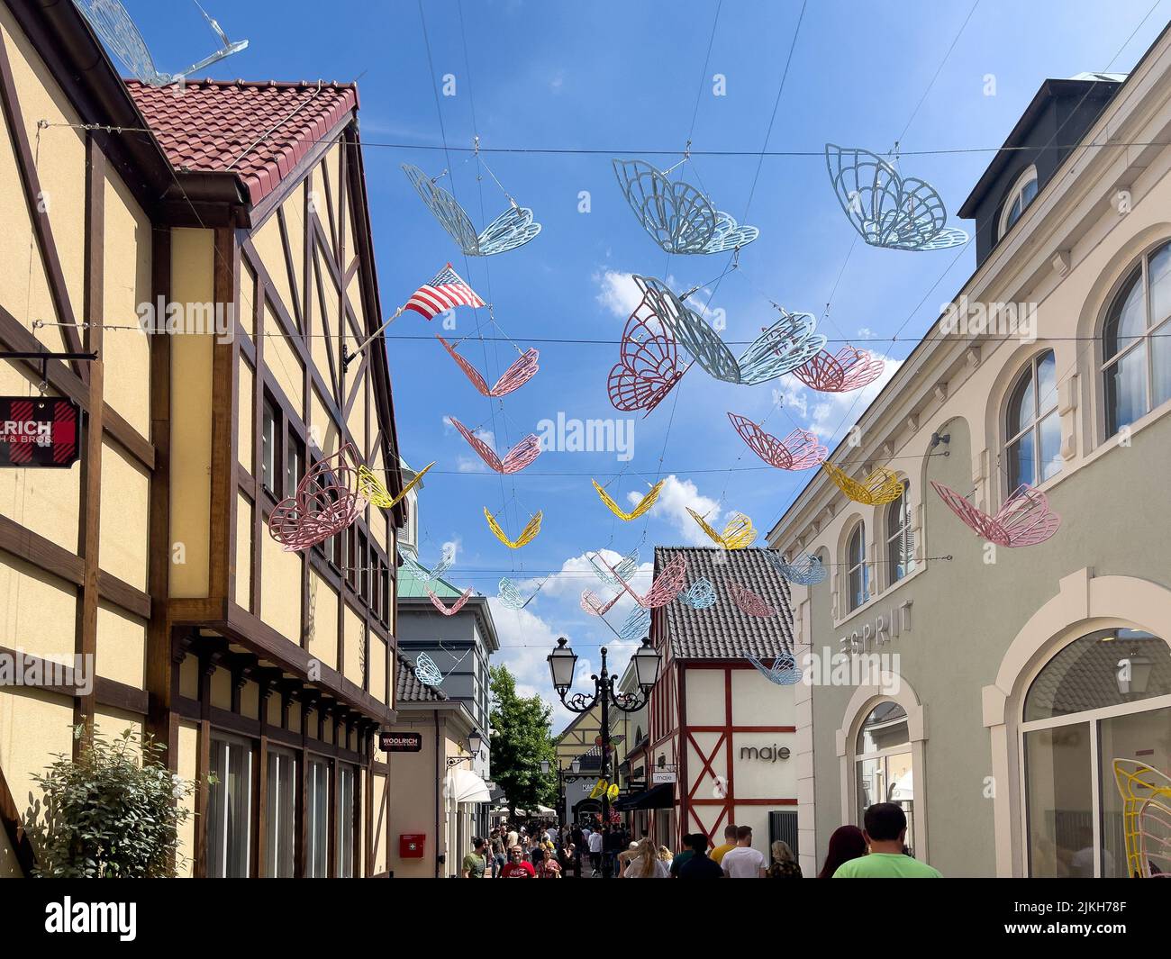 Folla di persone che camminano per strada a Roermond Foto Stock