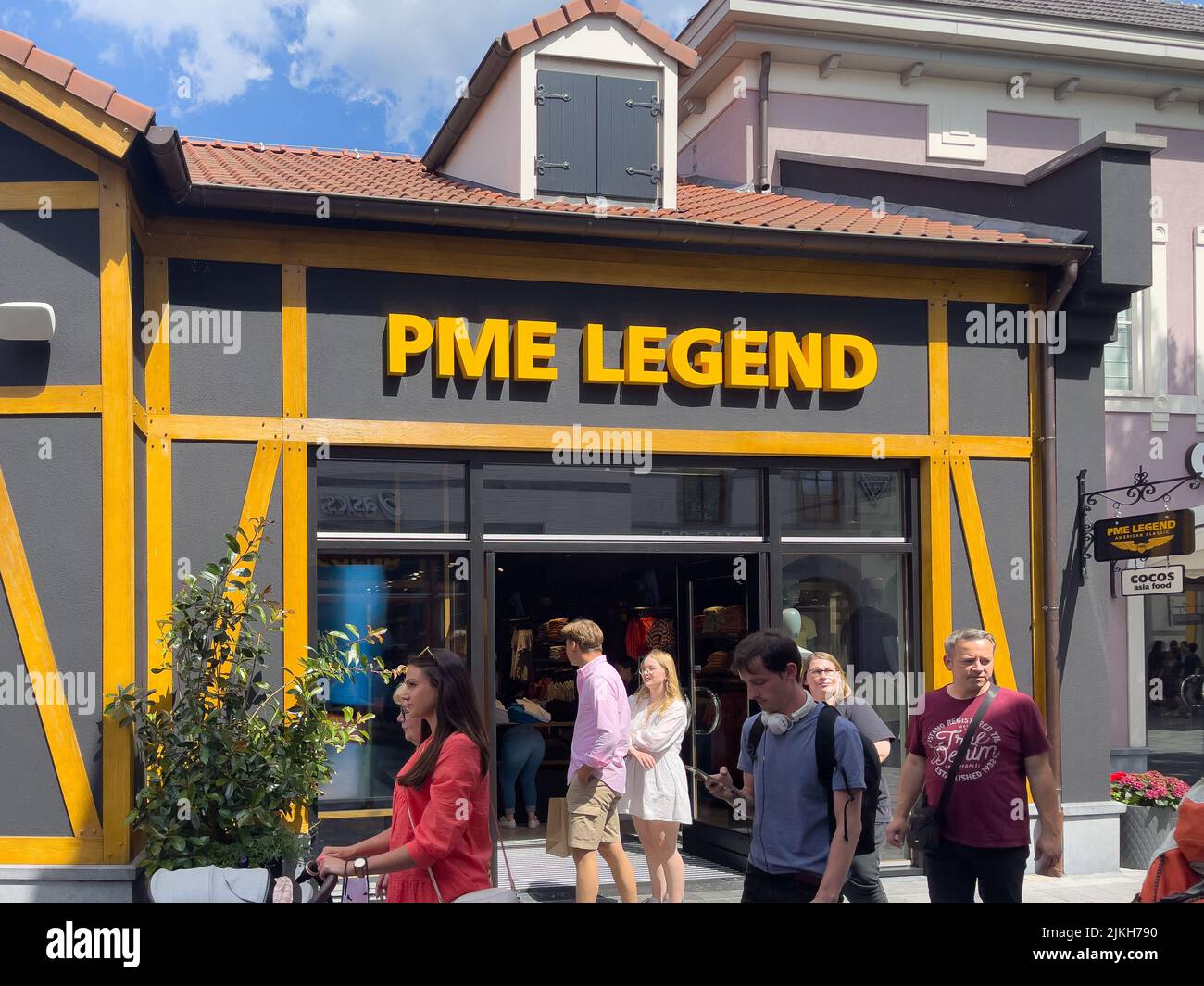 Folla di persone che camminano presso il negozio di abbigliamento PME LEGEND a Roermond Foto Stock