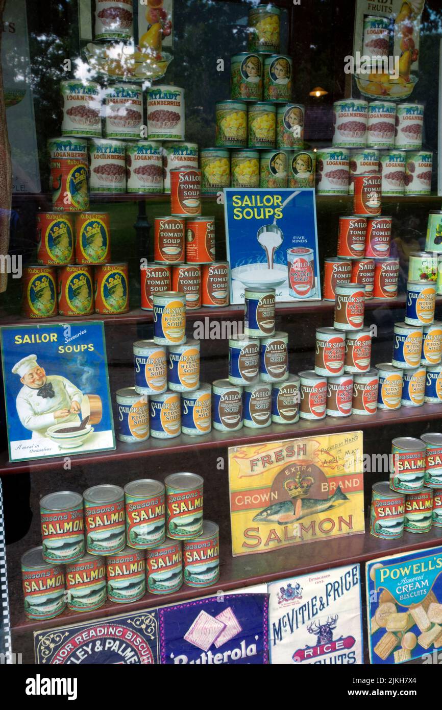 Tins of food, Gwalia Stores Shop, St Fagans National History Museum/Amgueddfa Werin Cymru, Cardiff, Galles del Sud. Foto Stock