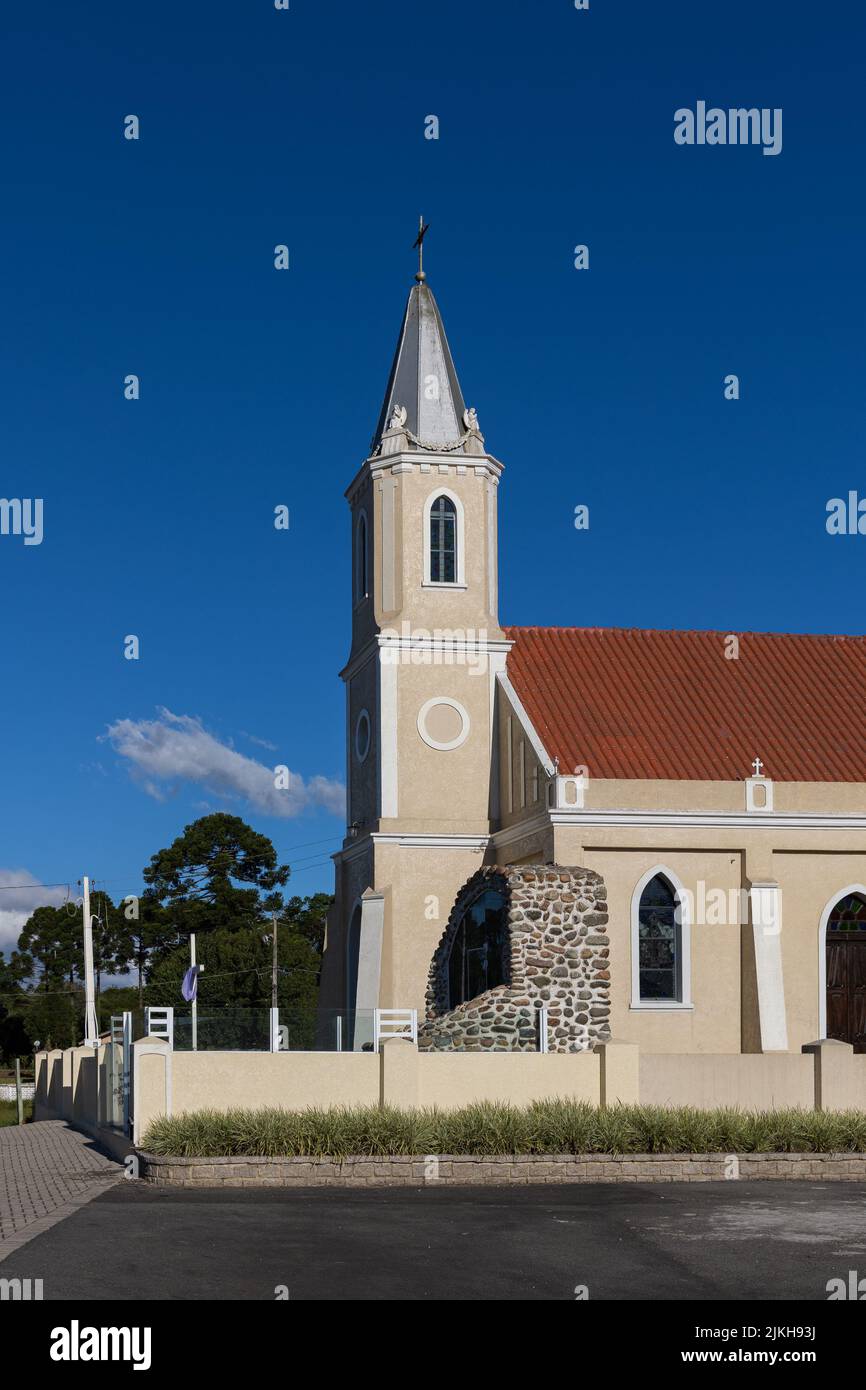 Uno scatto verticale di una chiesa cattolica contro un cielo blu senza nuvole Foto Stock