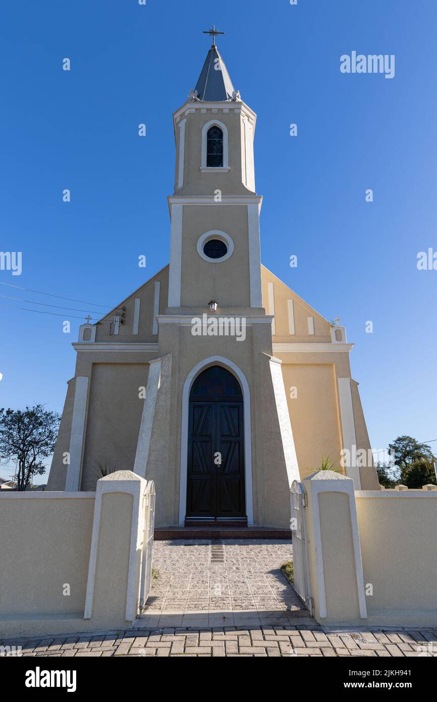 Un tiro a basso angolo di una chiesa cattolica contro un cielo blu senza nuvole Foto Stock