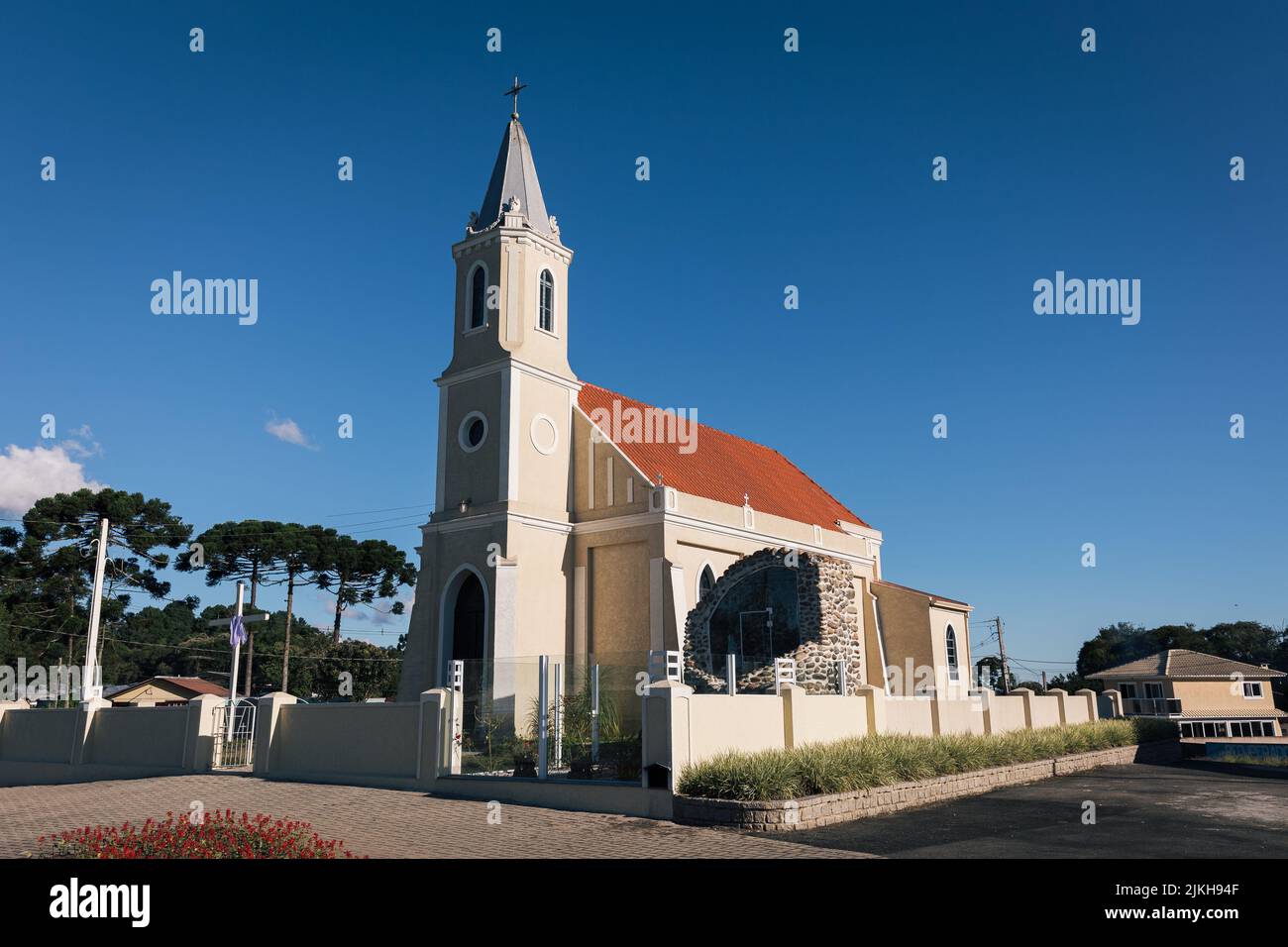 Una vista panoramica di una chiesa cattolica contro un cielo blu senza nuvole Foto Stock