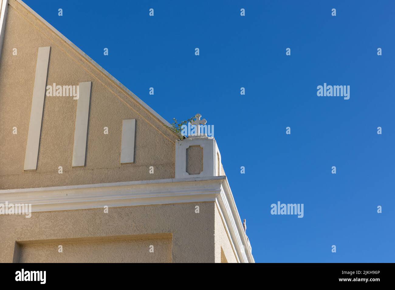 Una vista panoramica di una cupola della chiesa cattolica contro un cielo blu senza nuvole Foto Stock