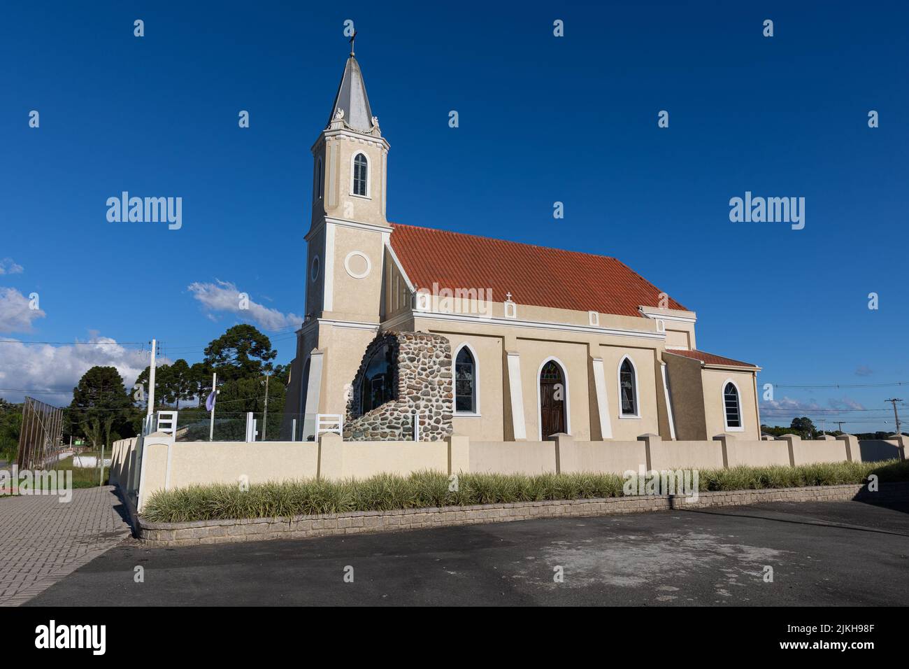 Una vista panoramica di una chiesa cattolica contro un cielo blu senza nuvole Foto Stock
