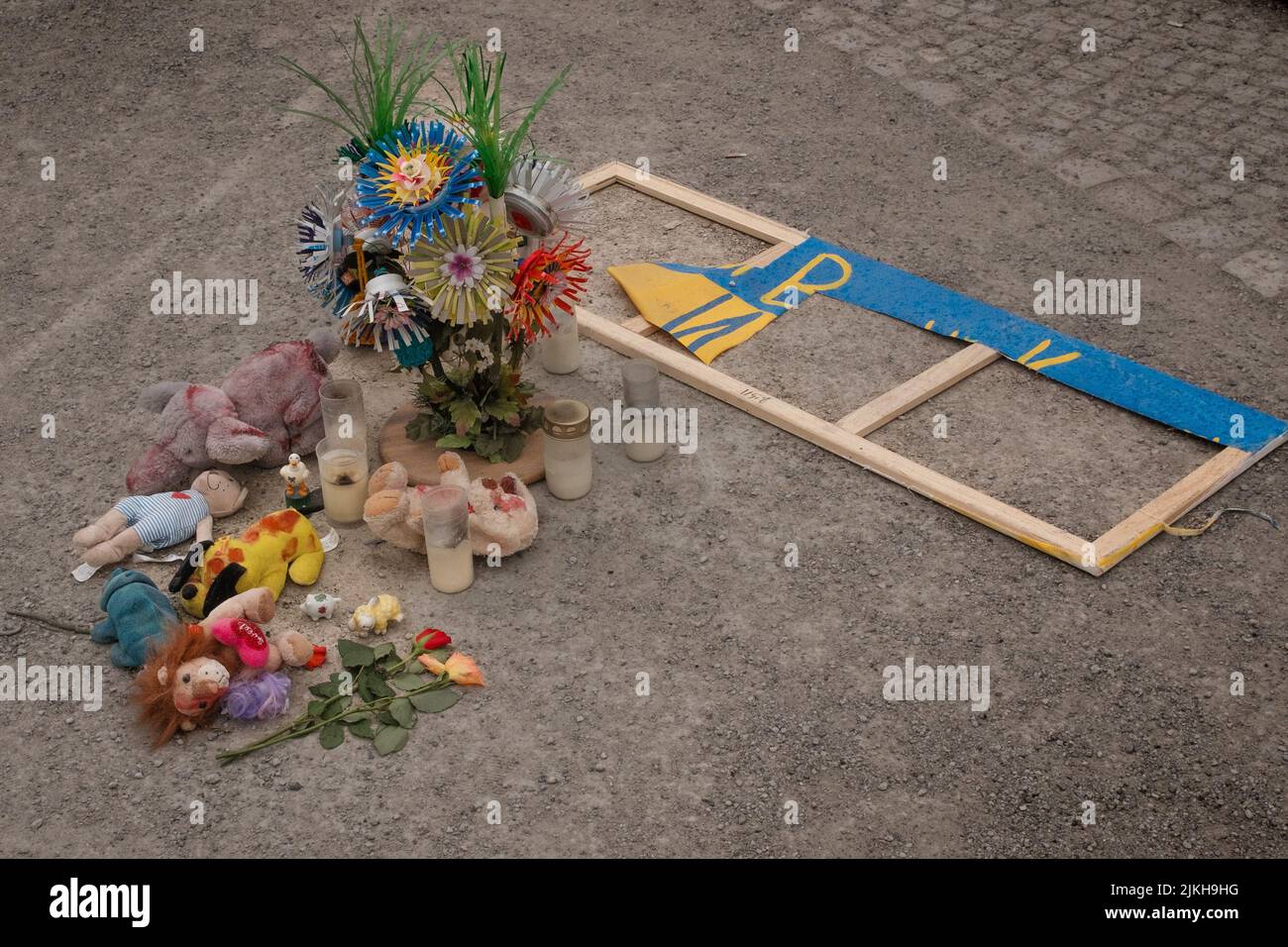 I fiori e gli animali imbalsamati in strada a Berlino, in Germania, in memoria delle vittime ucraine in guerra con la Russia Foto Stock