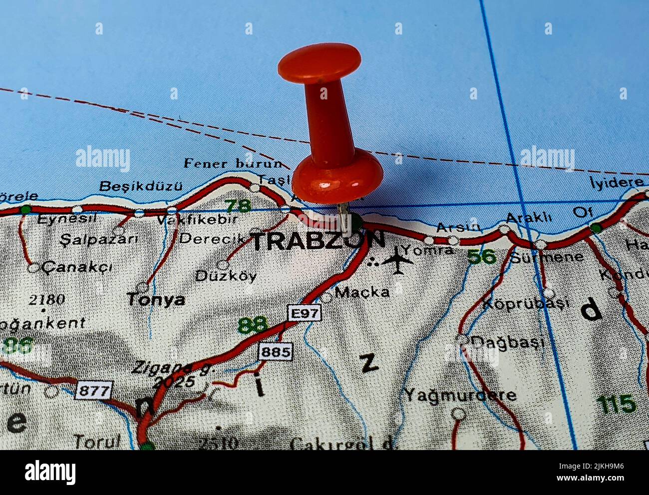 Un primo piano di una puntina rossa su una mappa come concetto di destinazione del viaggio Foto Stock