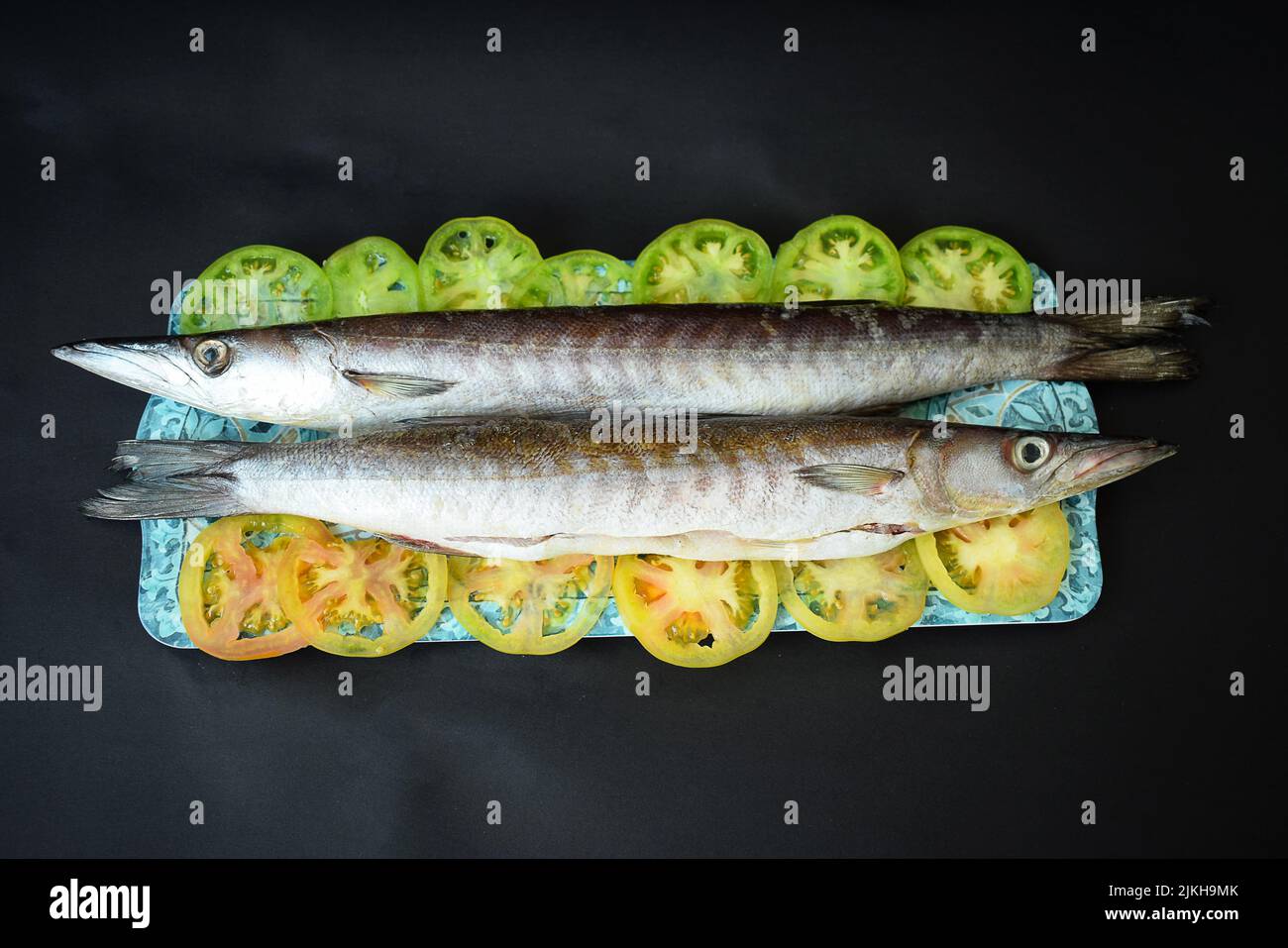 Una vista dall'alto di un pasto colombiano con pesce Foto Stock