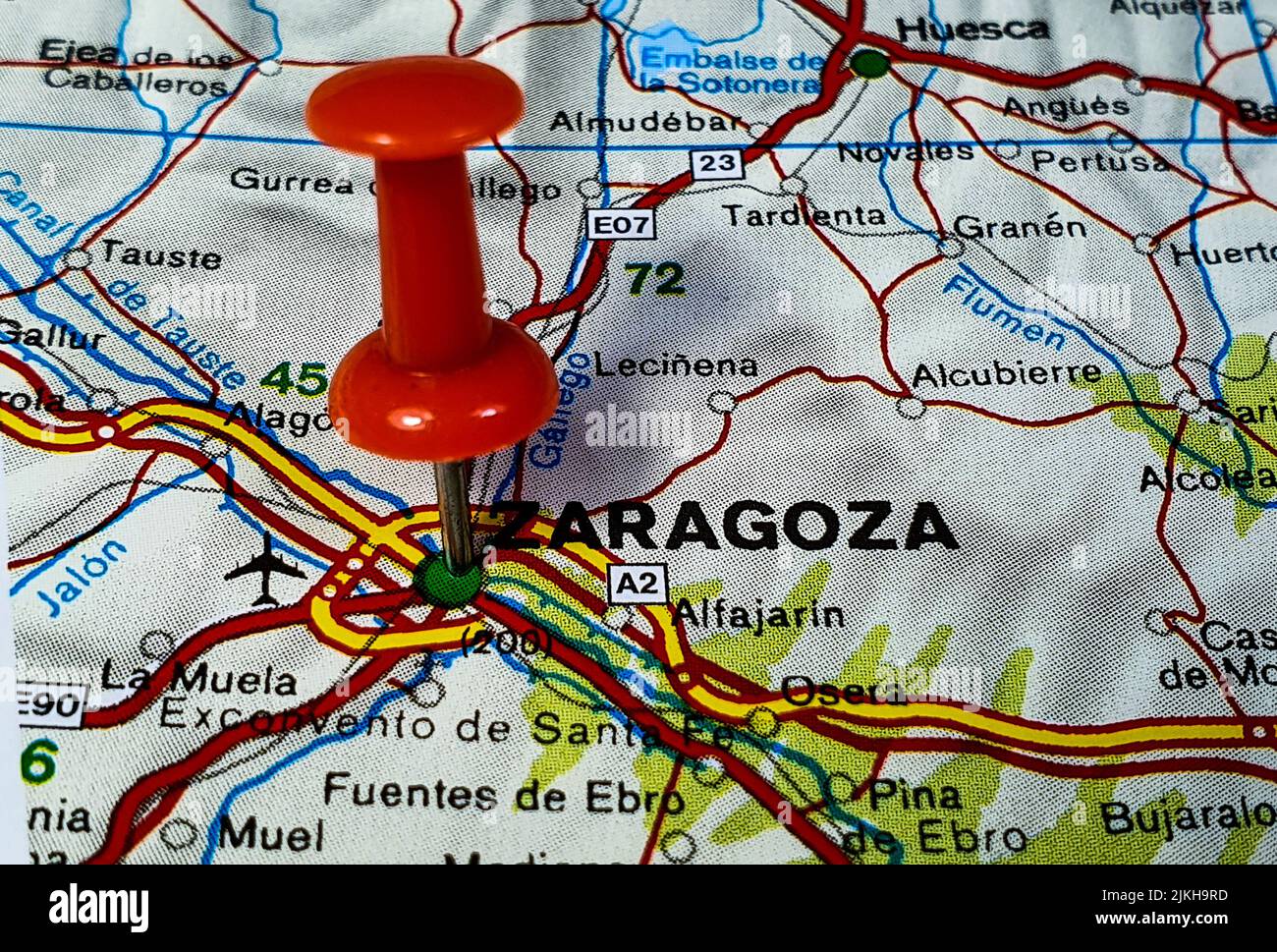 Un primo piano di una puntina rossa su una mappa come concetto di destinazione del viaggio Foto Stock