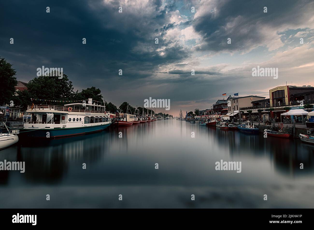 Una vista sul paesaggio del villaggio di pescatori sul Mar Baltico durante il tramonto Foto Stock
