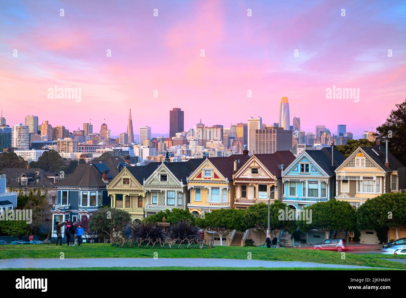 Una vista panoramica delle Painted Ladies durante il tramonto a San Francisco, California Foto Stock