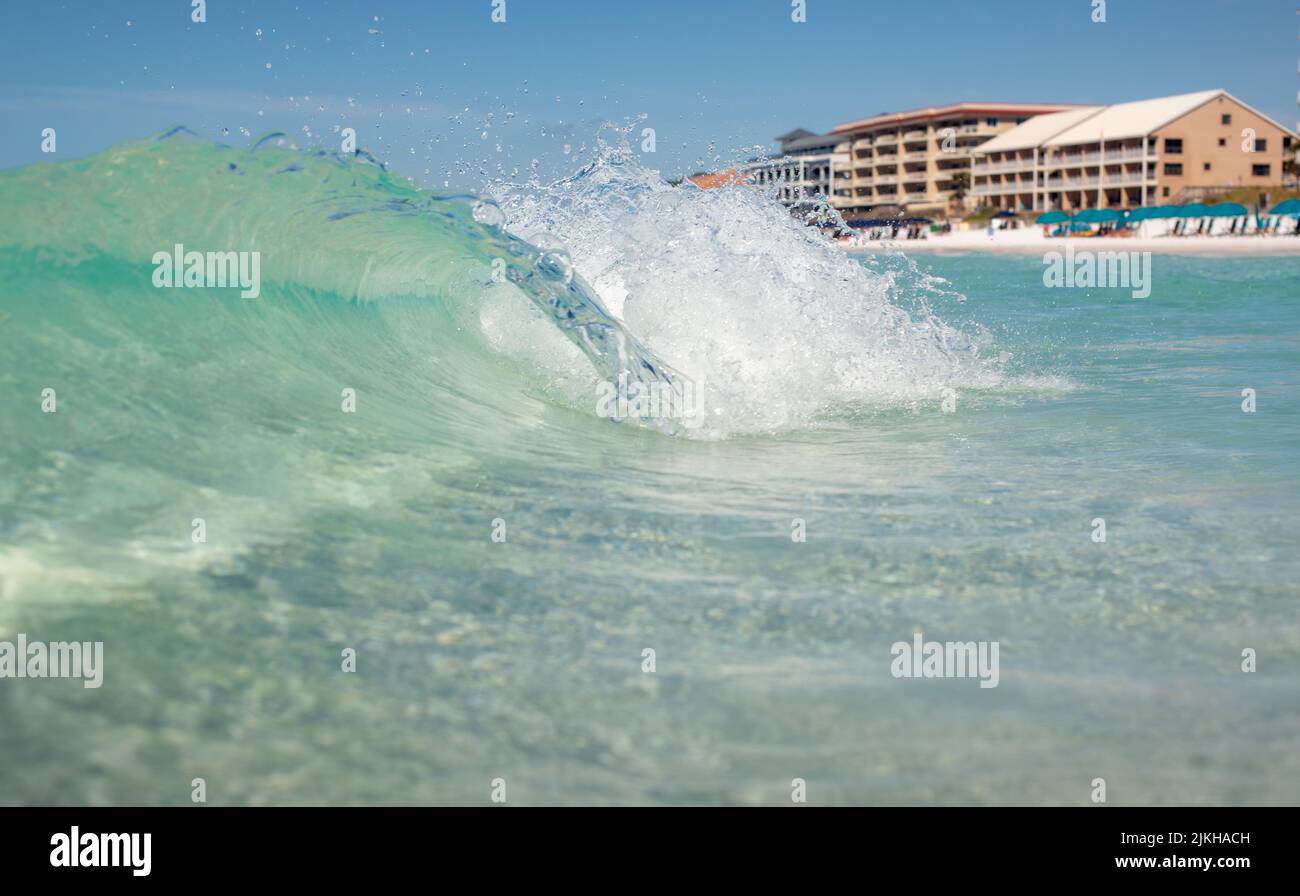 Una vista panoramica delle fresche onde dell'oceano sulla spiaggia di Destin, Florida Foto Stock