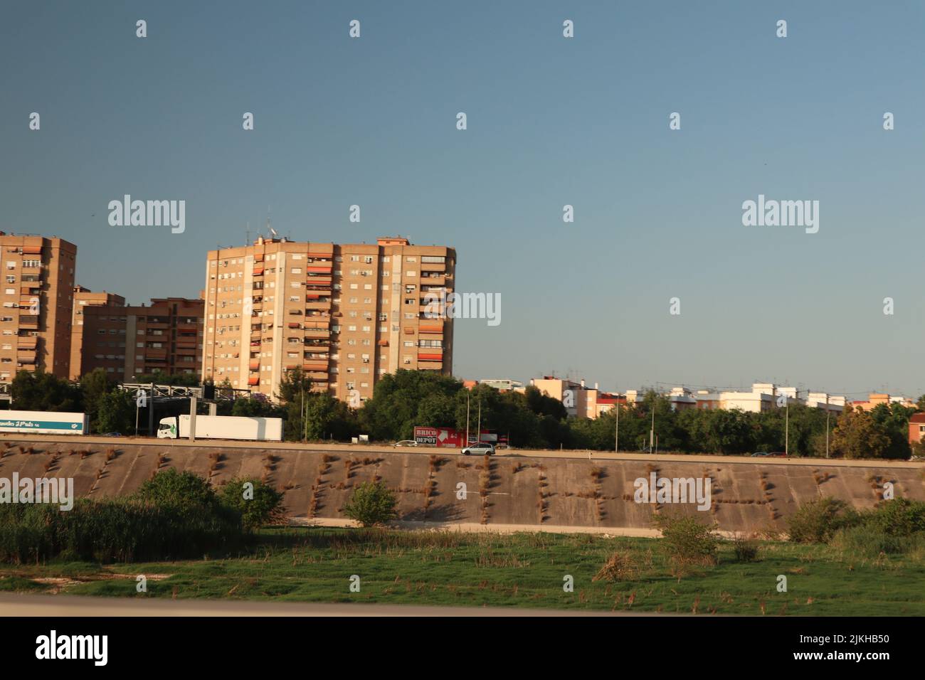 Costruzione in Spagna mentre si guida sulla superstrada Foto Stock