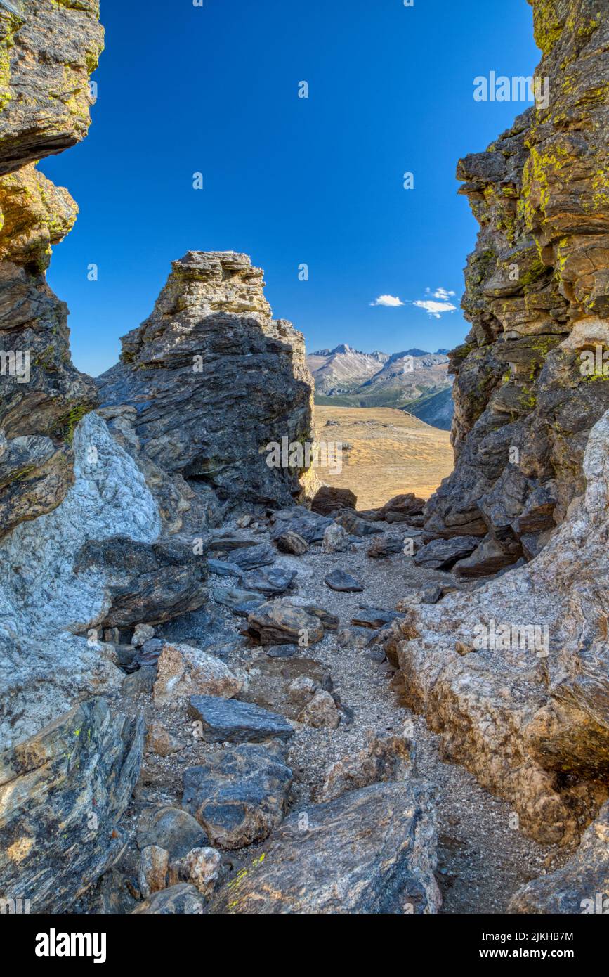 Una foto verticale di due formazioni rocciose nella Tundra alpina al Parco Nazionale delle Montagne Rocciose, Colorado Foto Stock