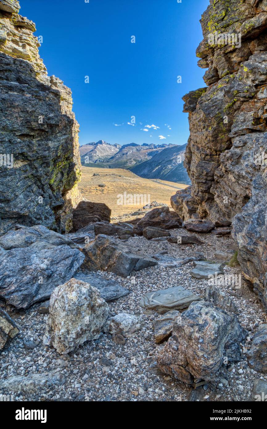 Una foto verticale di due formazioni rocciose nella Tundra alpina al Parco Nazionale delle Montagne Rocciose, Colorado Foto Stock