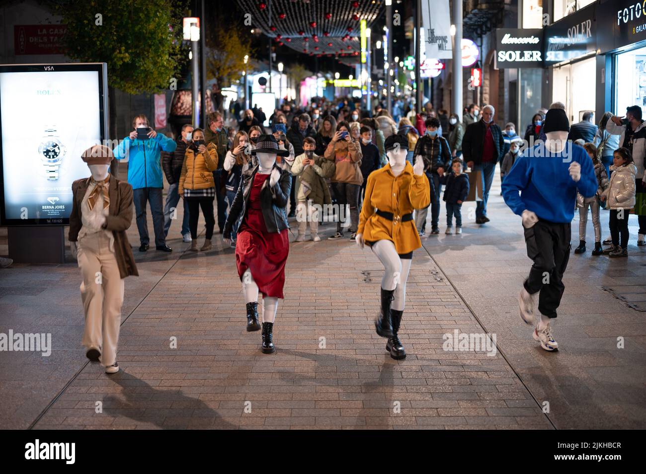 Gruppo di quattro ballerini che fanno una coreografia in strada di notte. Foto Stock