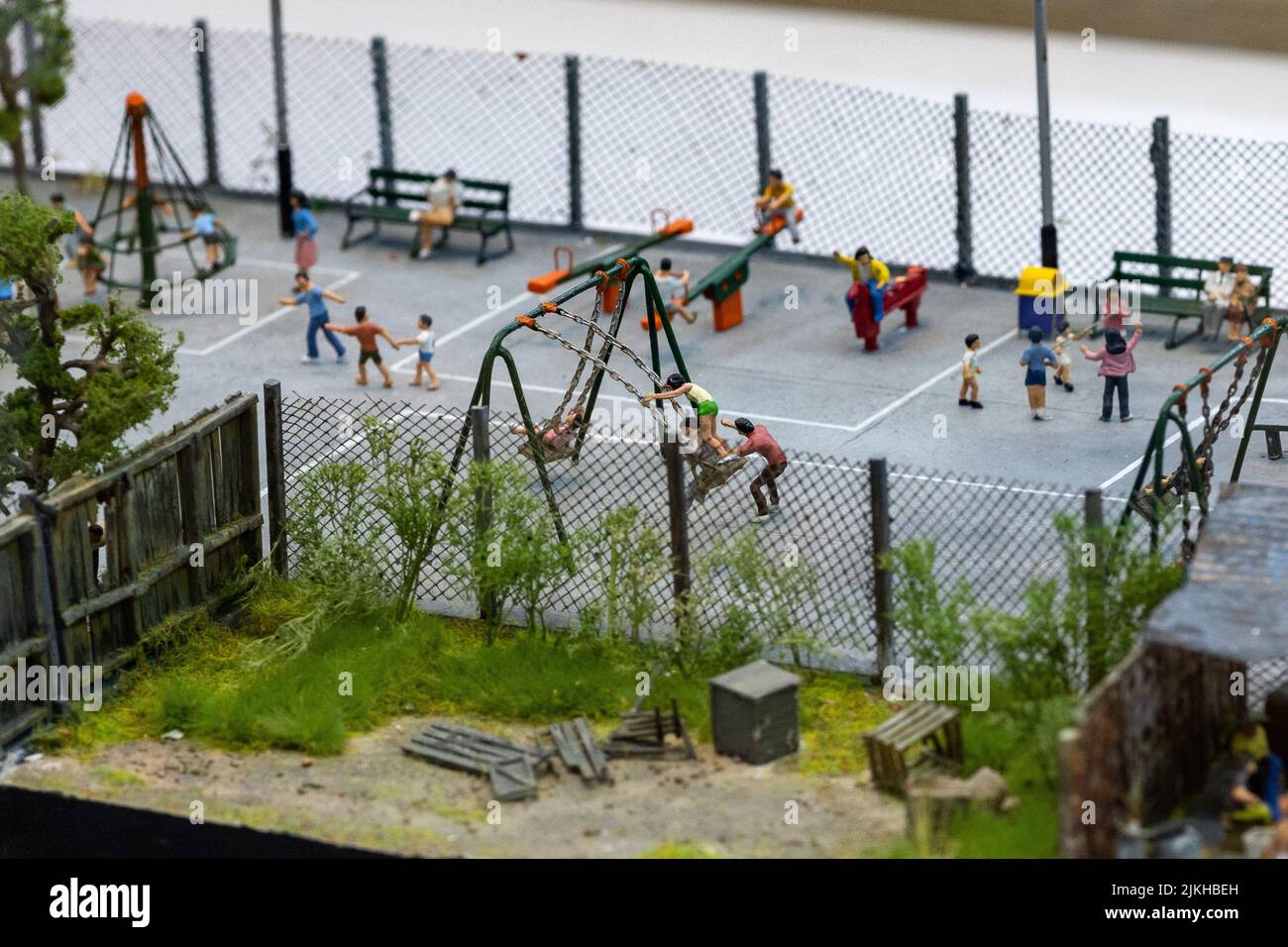 Una mostra di un mini giocattolo disegno di bambini che giocano in un parco giochi Foto Stock