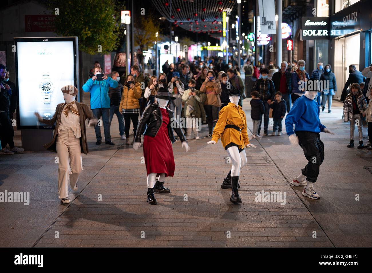 Gruppo di quattro ballerini che fanno una coreografia in strada di notte. Foto Stock