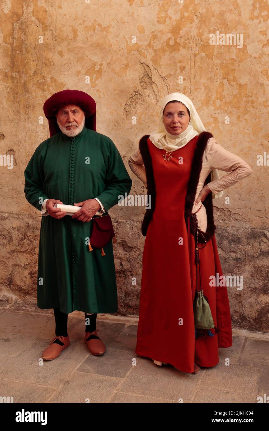 Un nobile, membro dell'Università, organo di governo nel 15th ° secolo e nobildonna in costume d'epoca. Rievocazione della vita del 15th° secolo a Mdina, Foto Stock