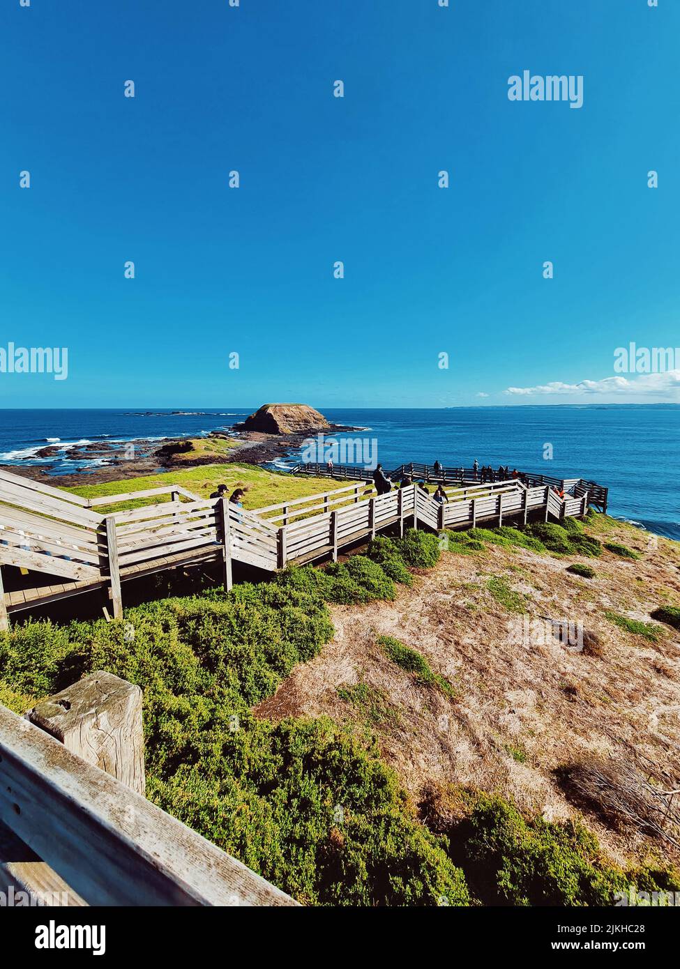 Una verticale dei Nobbies e una passerella in legno e lo stretto di Bass in una giornata di sole Foto Stock