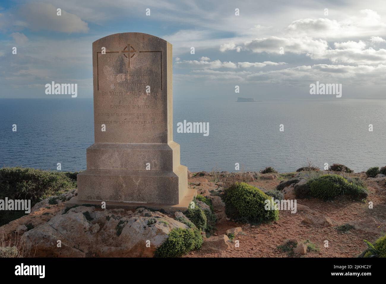 Sir Walter Norris Congreve Memorial, Governatore di Malta morto in carica e sepolto in mare tra questo punto e l'isola di Filfla sullo sfondo. Foto Stock