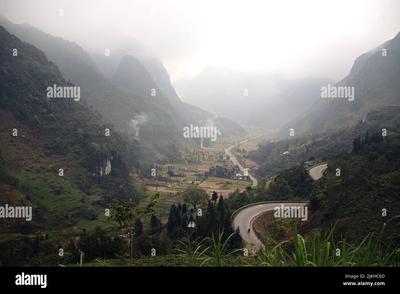 Strada di montagna tortuosa tra le montagne carsiche in Dong Van Karst Plateau Geopark nel Nord Vietnam Foto Stock