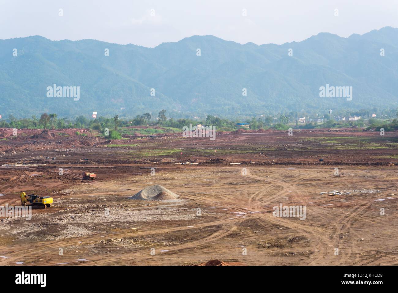 Un terreno roccioso in discesa sullo sfondo di montagne boschive Foto Stock