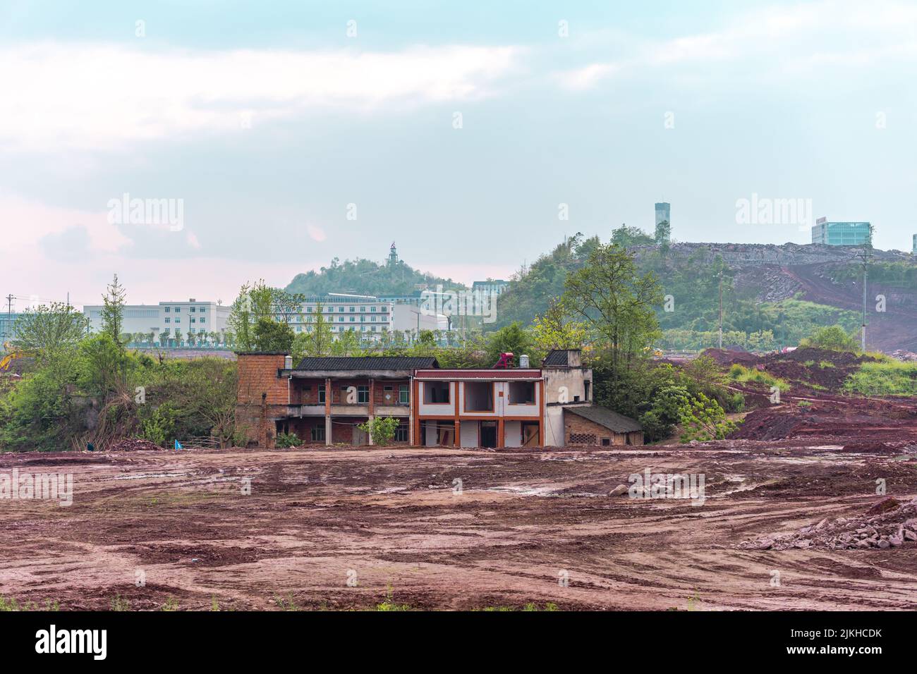 Un vecchio edificio di fronte alla costruzione di un terreno tumble-down Foto Stock