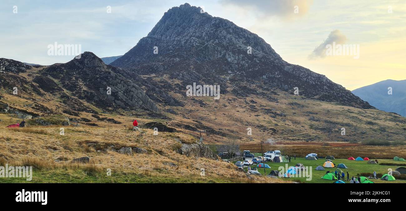 Un bel colpo di tende da campeggio poste sotto un enorme monte Glyder Fach Foto Stock