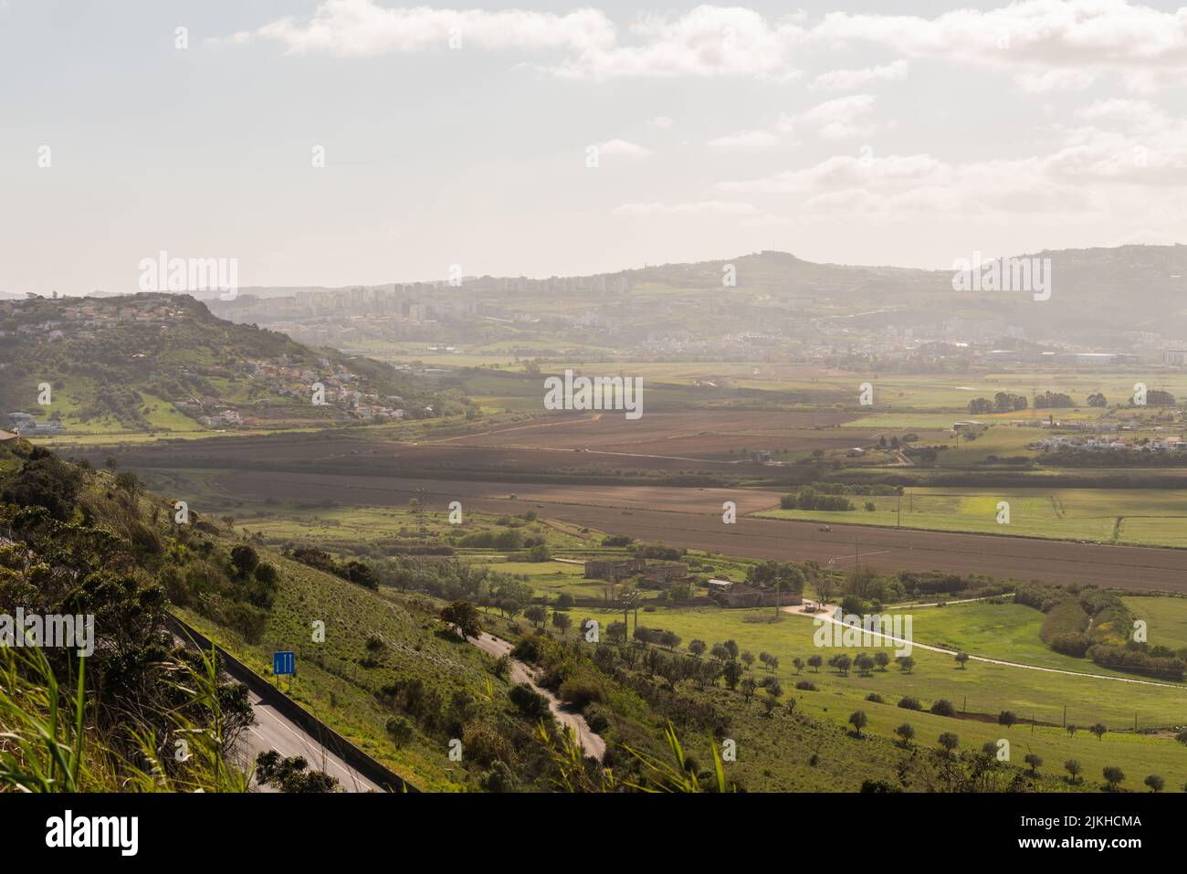 Una vista panoramica sui campi agricoli e la zona di Loures all'orizzonte Portogallo Foto Stock