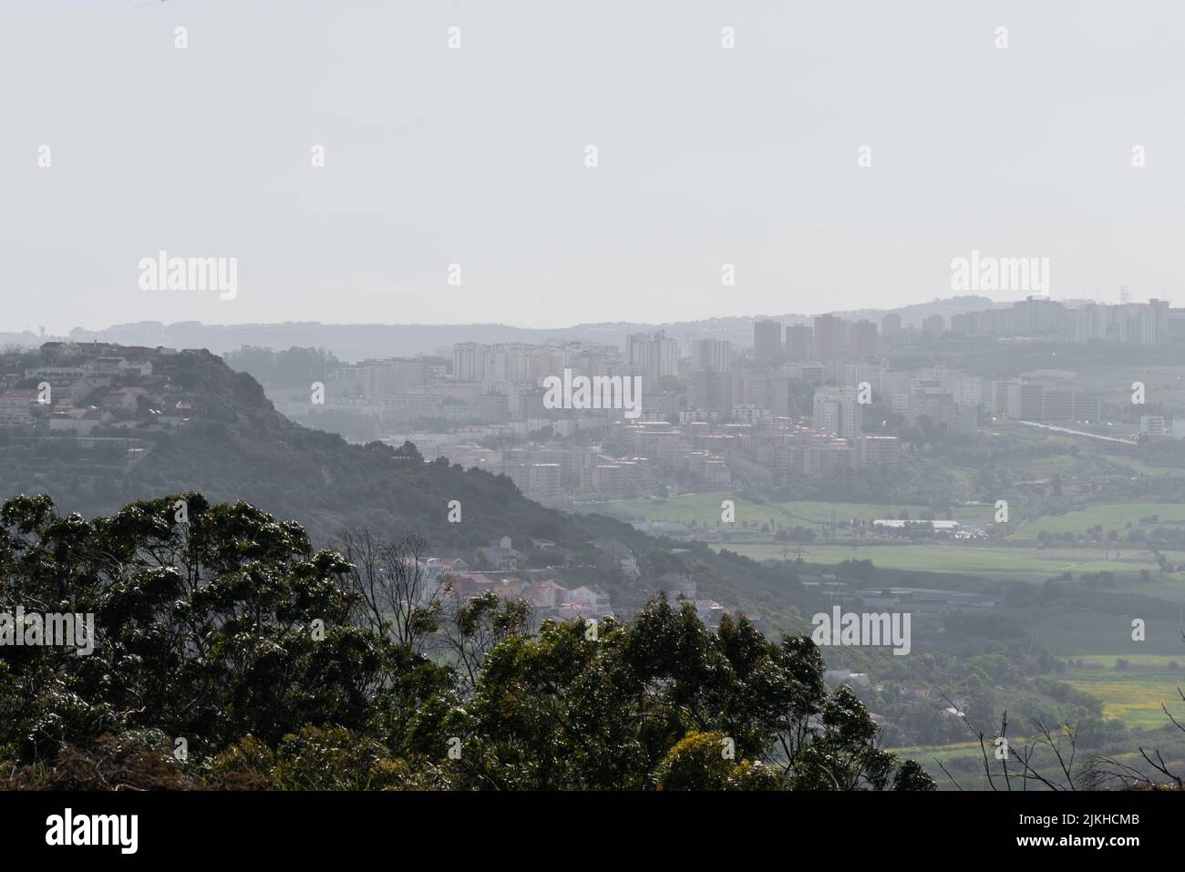Una vista panoramica sui campi agricoli e la zona di Loures all'orizzonte em Portugal Foto Stock