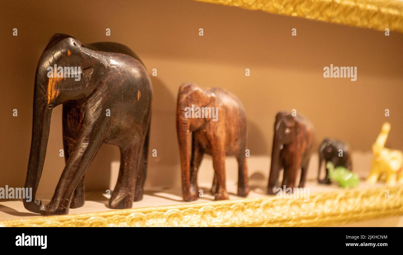Elefanti di legno come parte di un interno domestico. Foto Stock