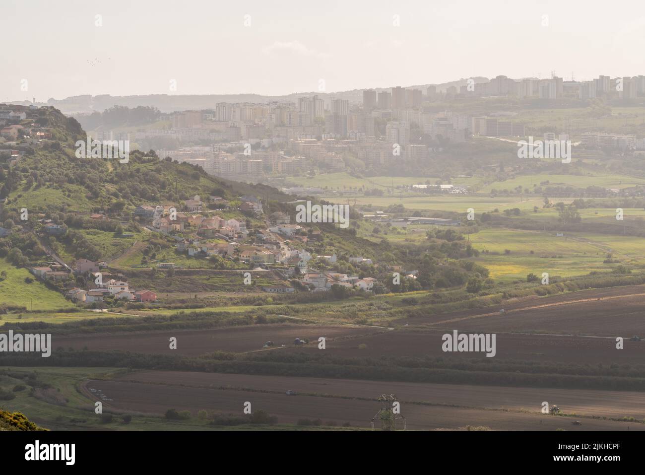 Una vista panoramica sui campi agricoli e la zona di Loures all'orizzonte em Portugal Foto Stock