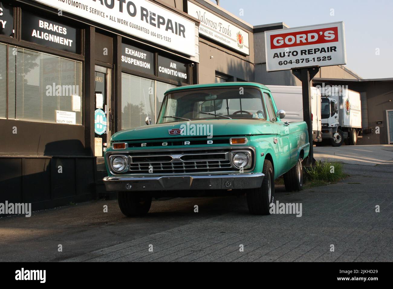 Un classico camion verde d'epoca a East Vancouver, British Columbia, Canada Foto Stock