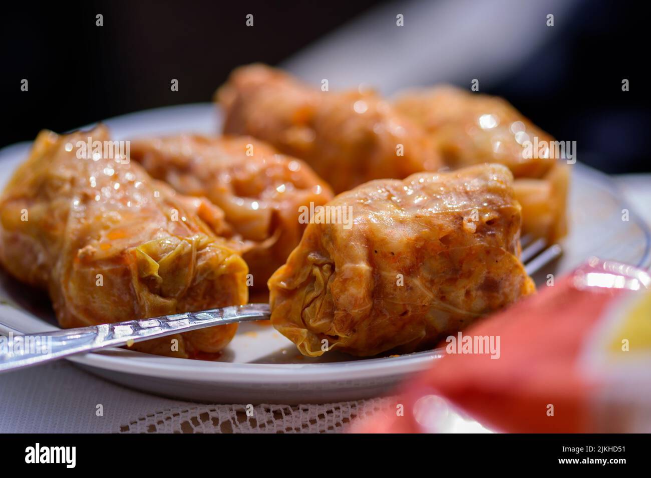 Un primo piano di involtini di cavolo con manzo, cibo tradizionale rumeno Foto Stock