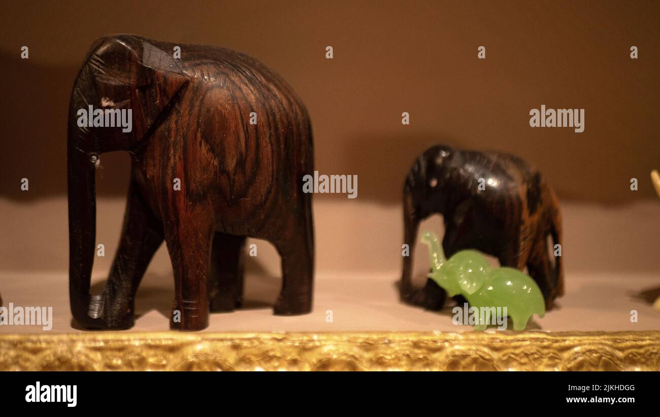 Elefanti di legno come parte di un interno domestico. Foto Stock
