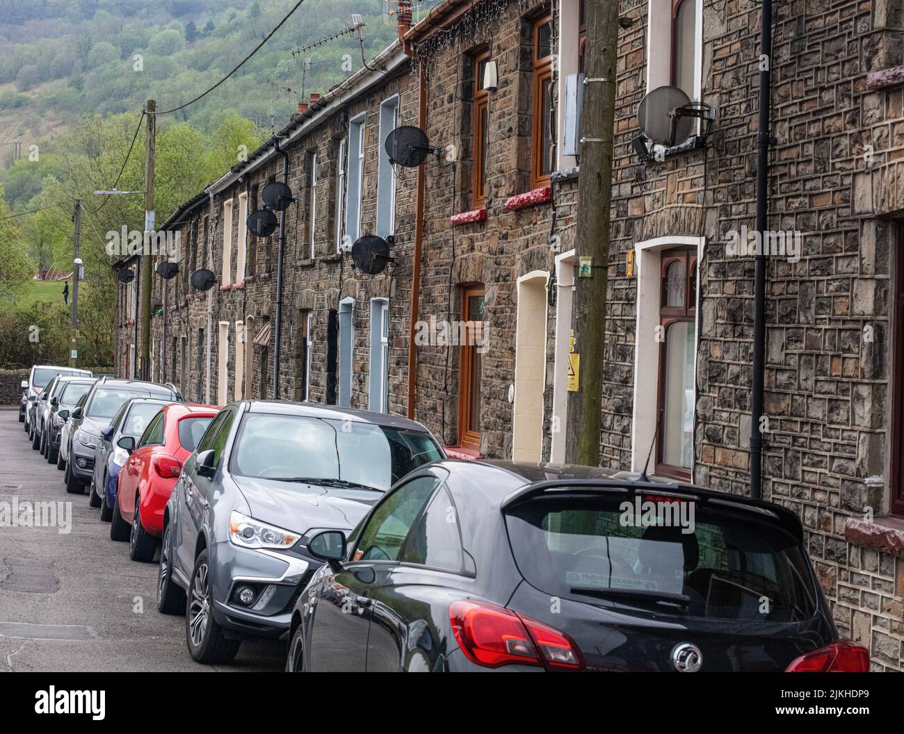 Glassbrook Terrace con auto parcheggiate a Mountain Ash, Galles, Regno Unito Foto Stock